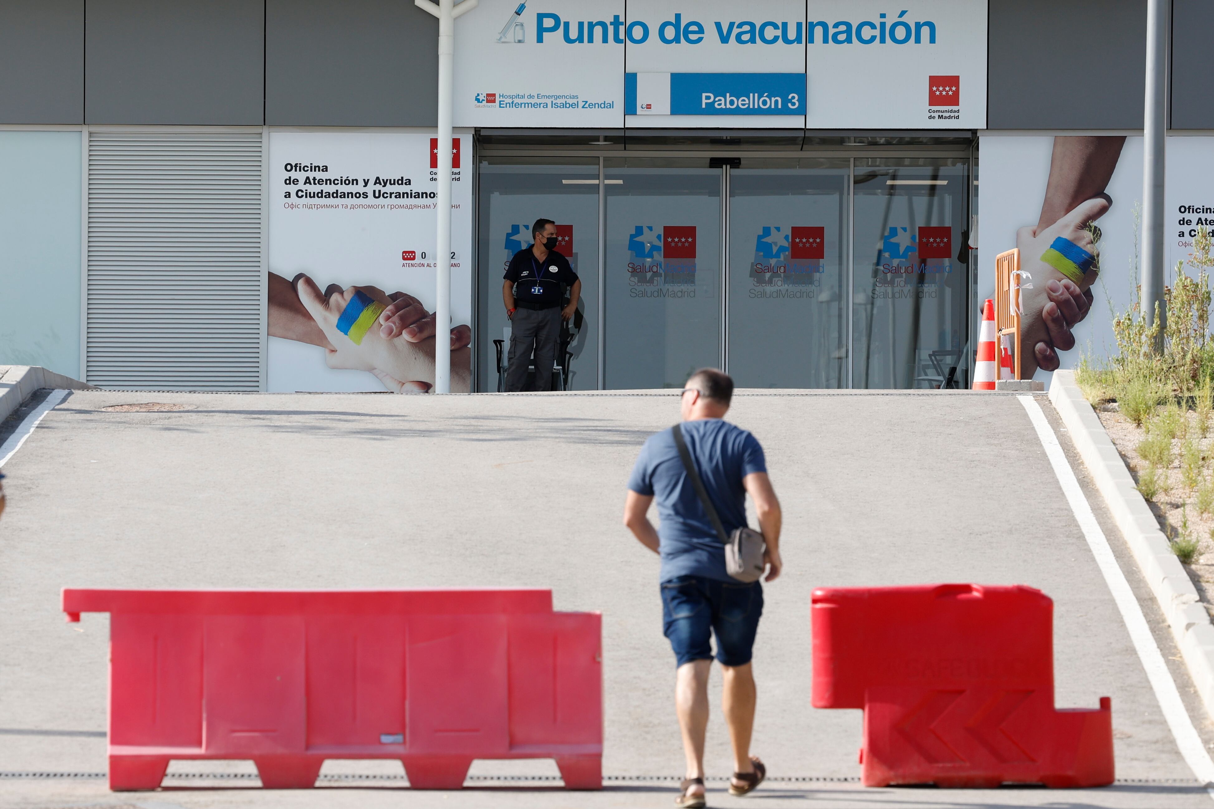 Un hombre se acerca al Punto de vacunación del hospital Isabel Zendal de Madrid