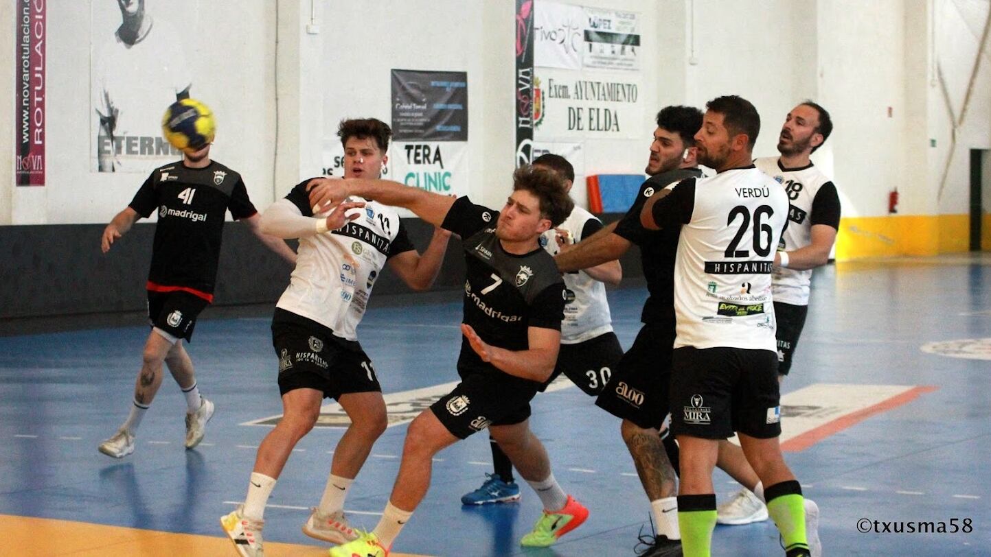 Karlos Rubio lanzando a puerta con su ya ex equipo, el Bm. Elda - C.E.E.