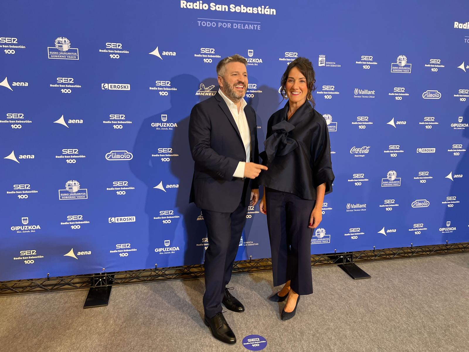 Aloña Velasco, con un conjunto de Minimil, acompañada de Aimar Bretos, copresentadores de la gala.