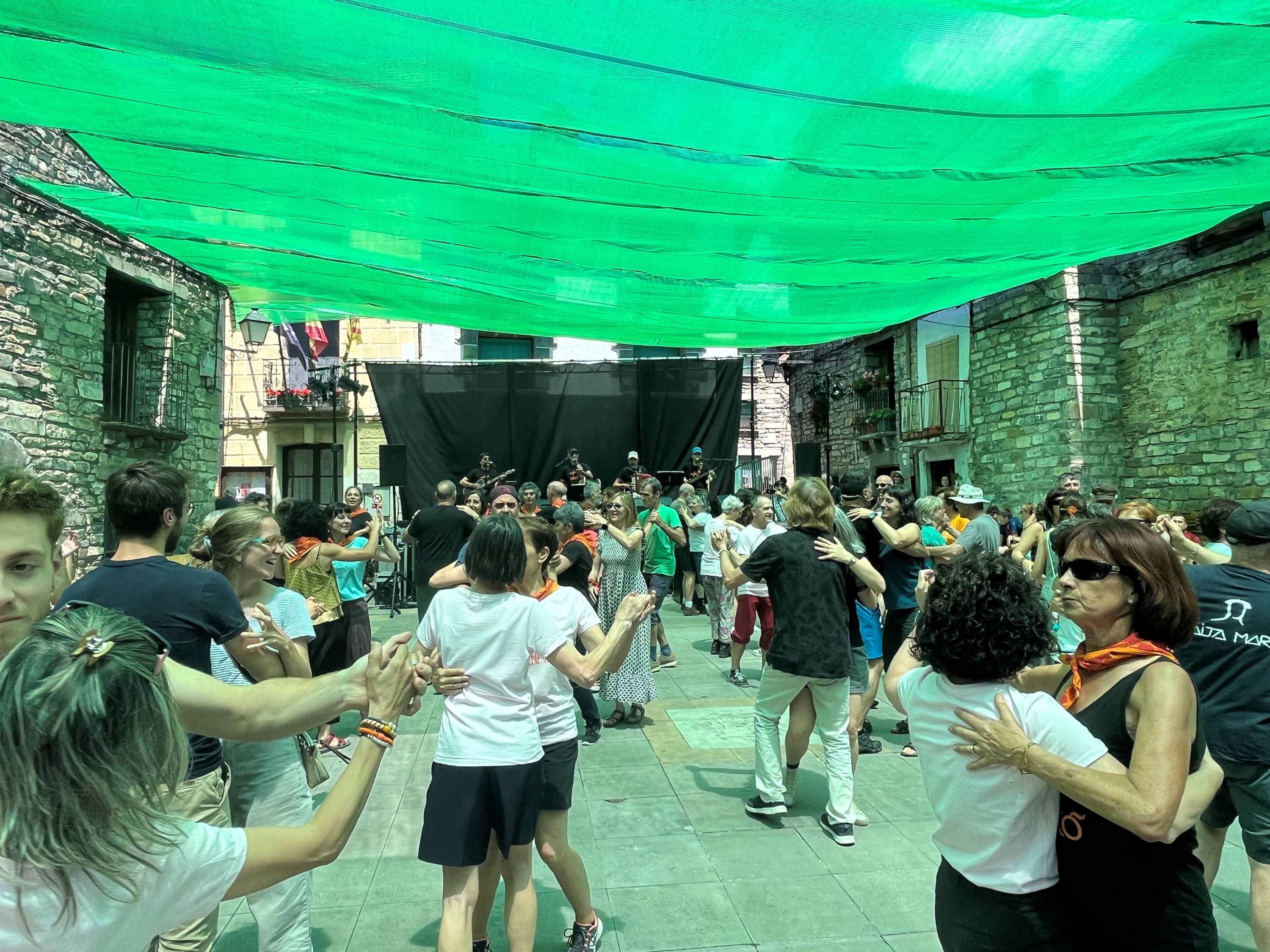 Los bailes tradicionales han protagonizado el Festival de Música y Cultura Pirenaicas PIR en Aragüés del Puerto
