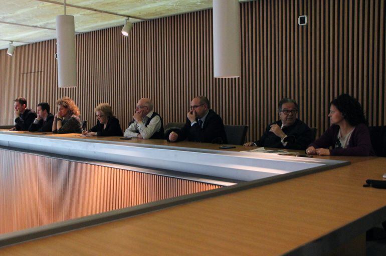 Els empleats de BPA durant la votació al consell de la llei de reestructuració bancària que entra en vigor avui