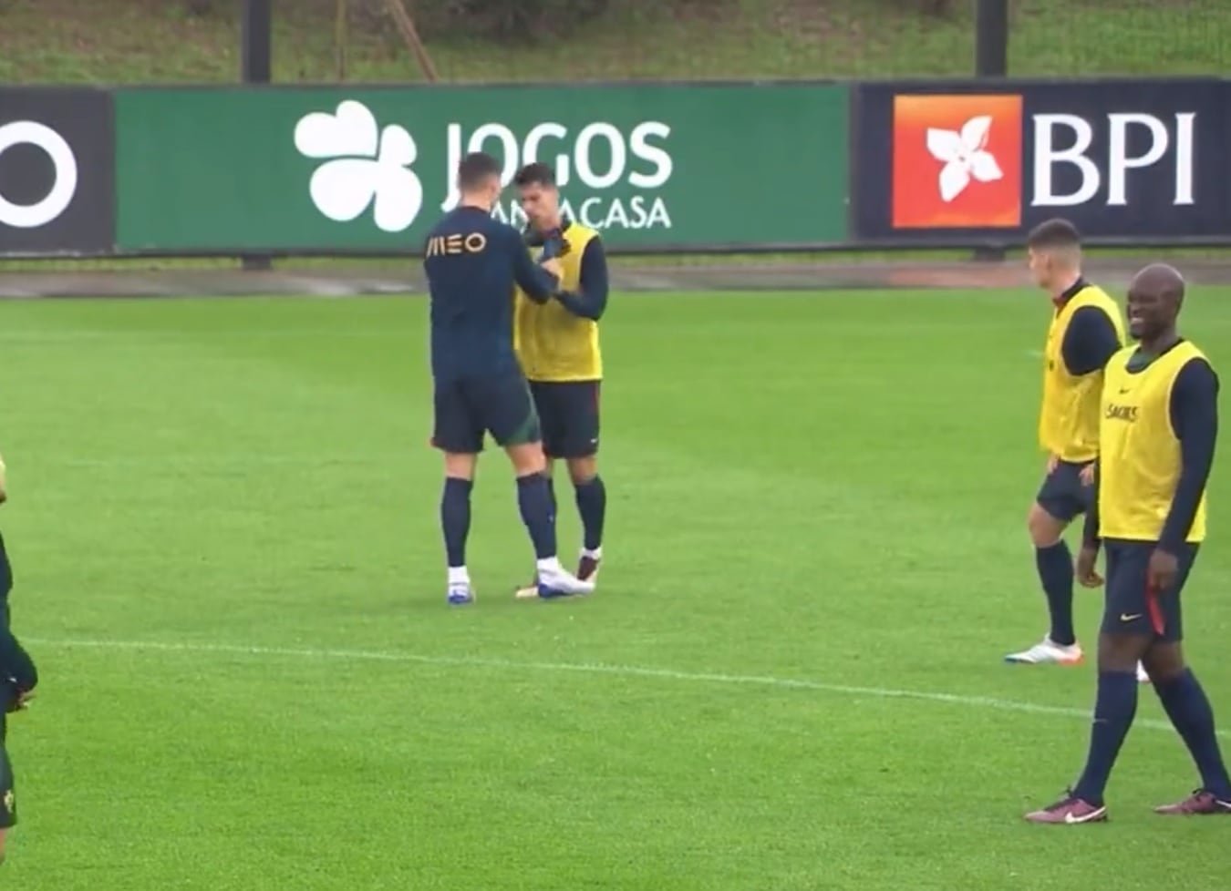 Momento en el que Cristiano se acerca a Cancelo en el entrenamiento de Portugal y este se aleja.