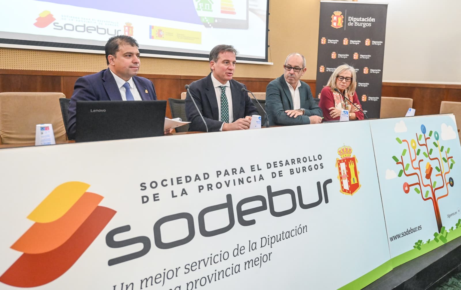 De izda. a dcha.: Carlos Gallo, presidente de Sodebur, Borja Suárez, presidente de la Diputación, Javier Herranz y Emiliana Molero, de FAE