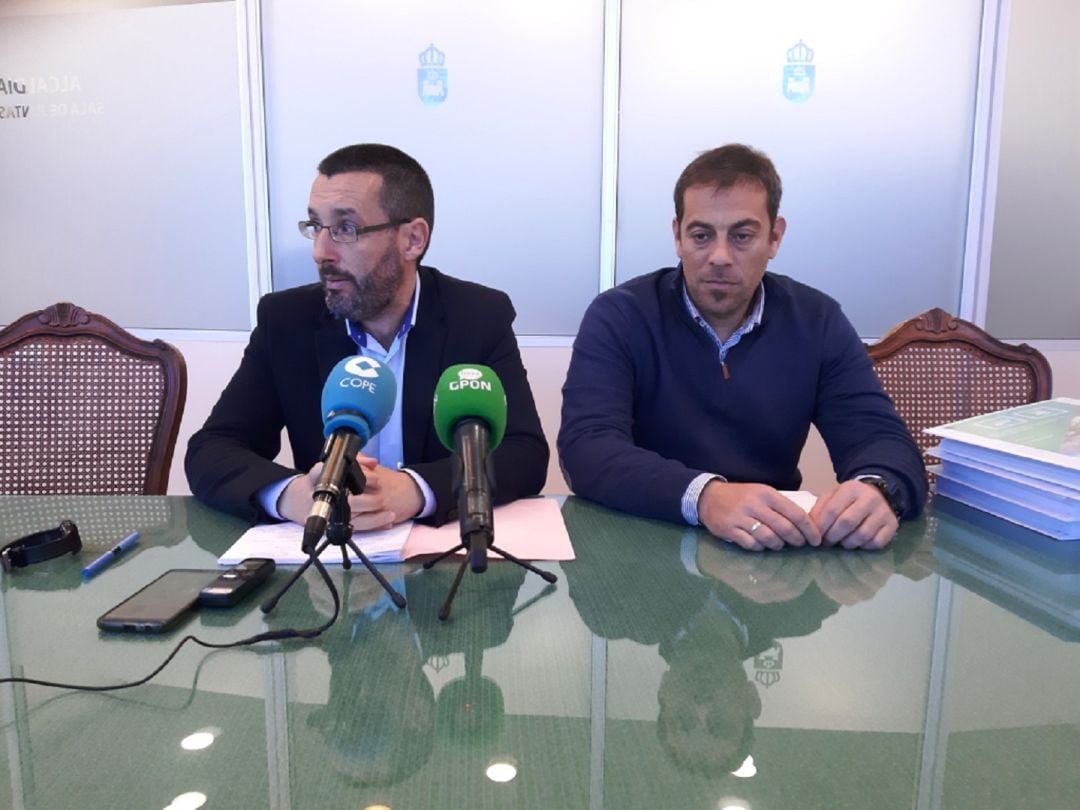 Juan Franco y Juan Macías, en rueda de prensa este lunes.