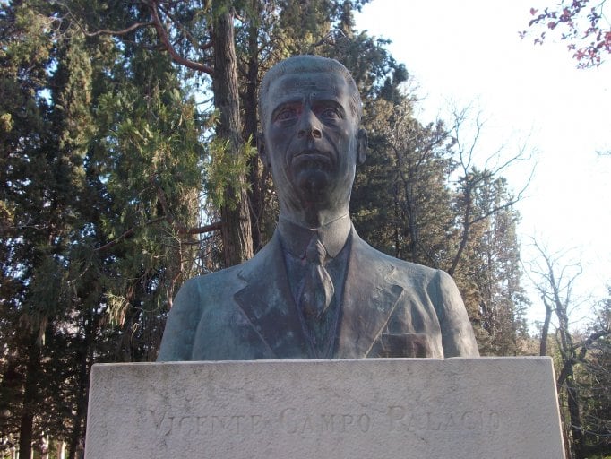 Busto de Vicente Campo en el parque Miguel Servet