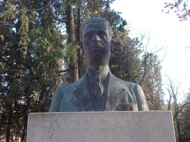 Busto de Vicente Campo en el parque Miguel Servet