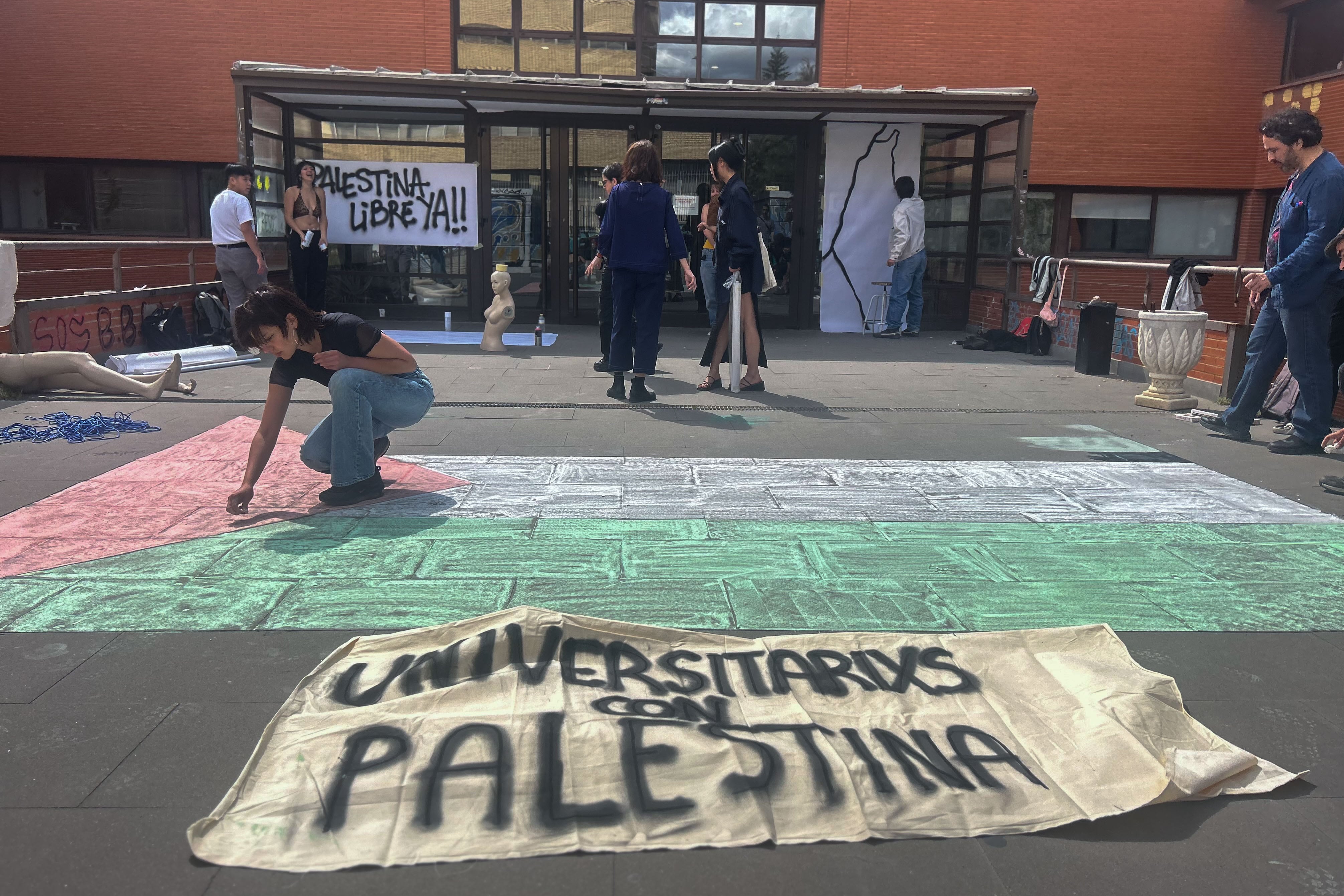 Alumnos de la Facultad de Bellas Artes de Cuenca se unieron la semana pasada a la movilización que ya se ha iniciado en otros campus de la Universidad de Castilla-La Mancha (UCLM) para pedir el alto al fuego de Israel sobre Palestina y mostrar su solidaridad al pueblo palestino