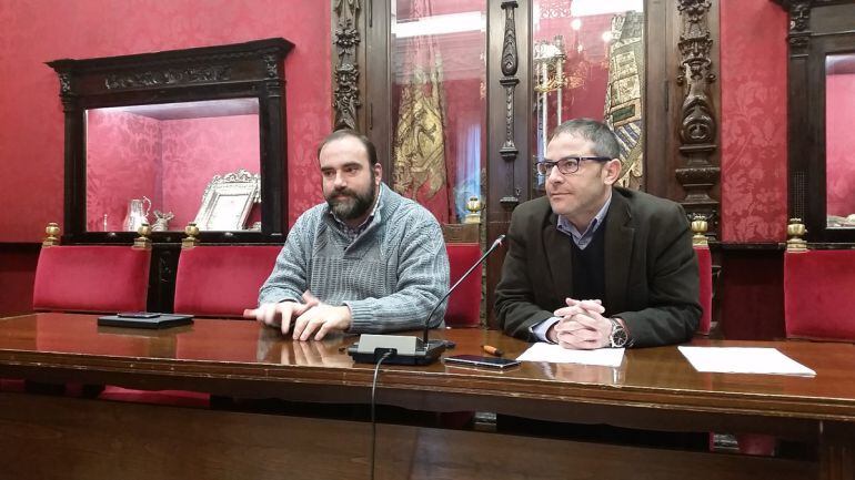 Rueda de prensa de los concejales Paco Puentedura (IU) y Miguel Ángel Fernández Madrid (PSOE) en el Ayuntamiento de Granada