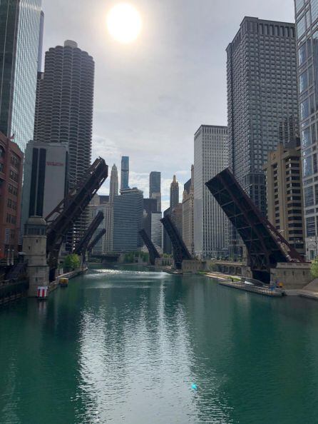 Imagen de la ciudad de Chicago con los puentes elevados debido al toque de queda impuesto por las manifestaciones antiracistas