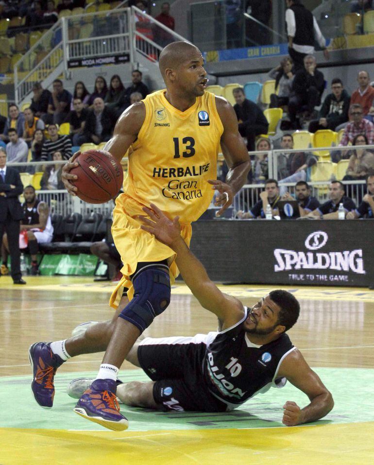 GRA426. LAS PALMAS DE GRAN CANARIA, 03/12/2014.- El jugador del Herbalife Gran Canaria Eulis Baez y el jugador del JDA Dijon, Aldo Curti durante el partido de la octava jornada de la Eurocupa que ambos equipos disputaron hoy en el Gran Canaria Arena, en Las Palmas de Gran Canaria. EFE/Elvira Urquijo A.