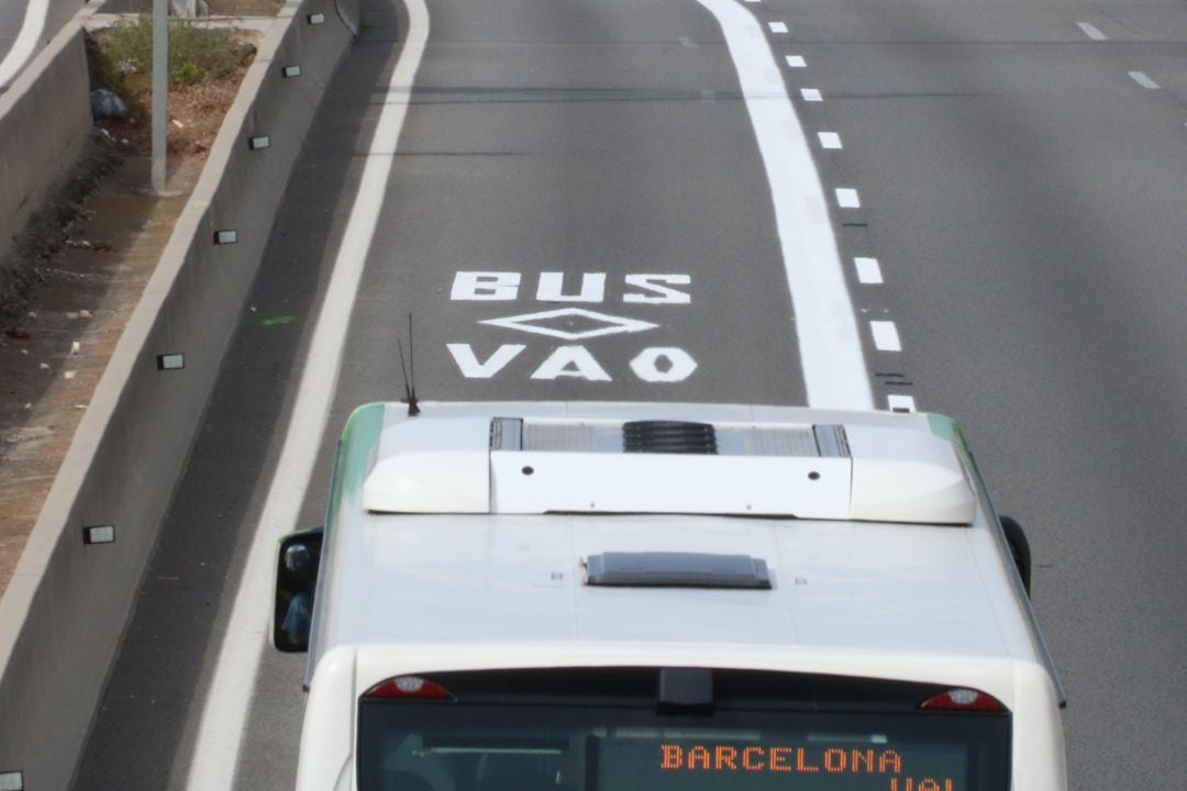 Carril bus VAO de la C-31 a Badalona en el moment que hi passa un autobús