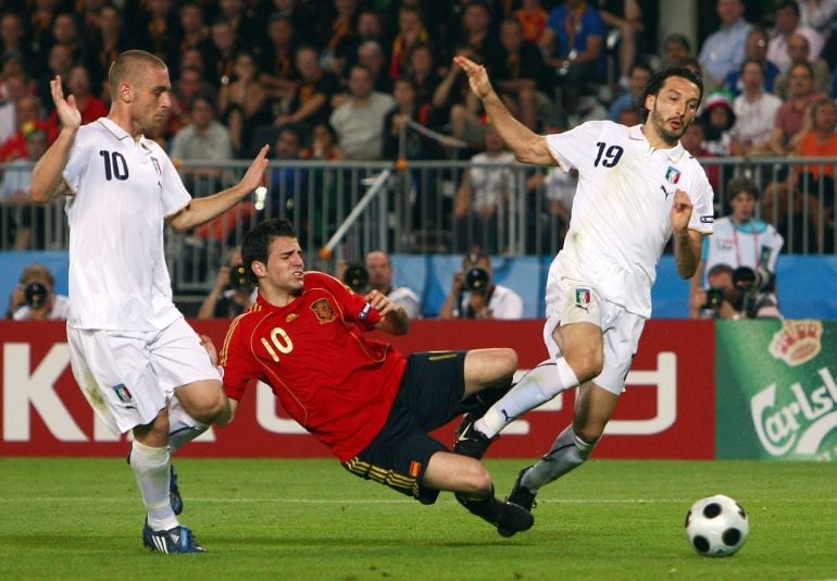 El jugador español, Cesc Fábregas, lucha el balón contra Zambrotta y De Rossi en la eliminatoria ante Italia de la Eurocopa de 2008.