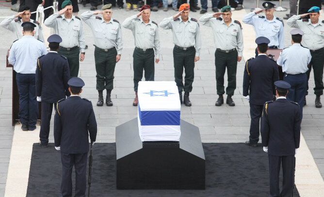 Oficiales superiores de las Fuerzas de Defensa de Israel saludan el ataúd del exprimer ministro israelí Ariel Sharon durante una ceremonia conmemorativa nacional en la Knesset, en Jerusalén