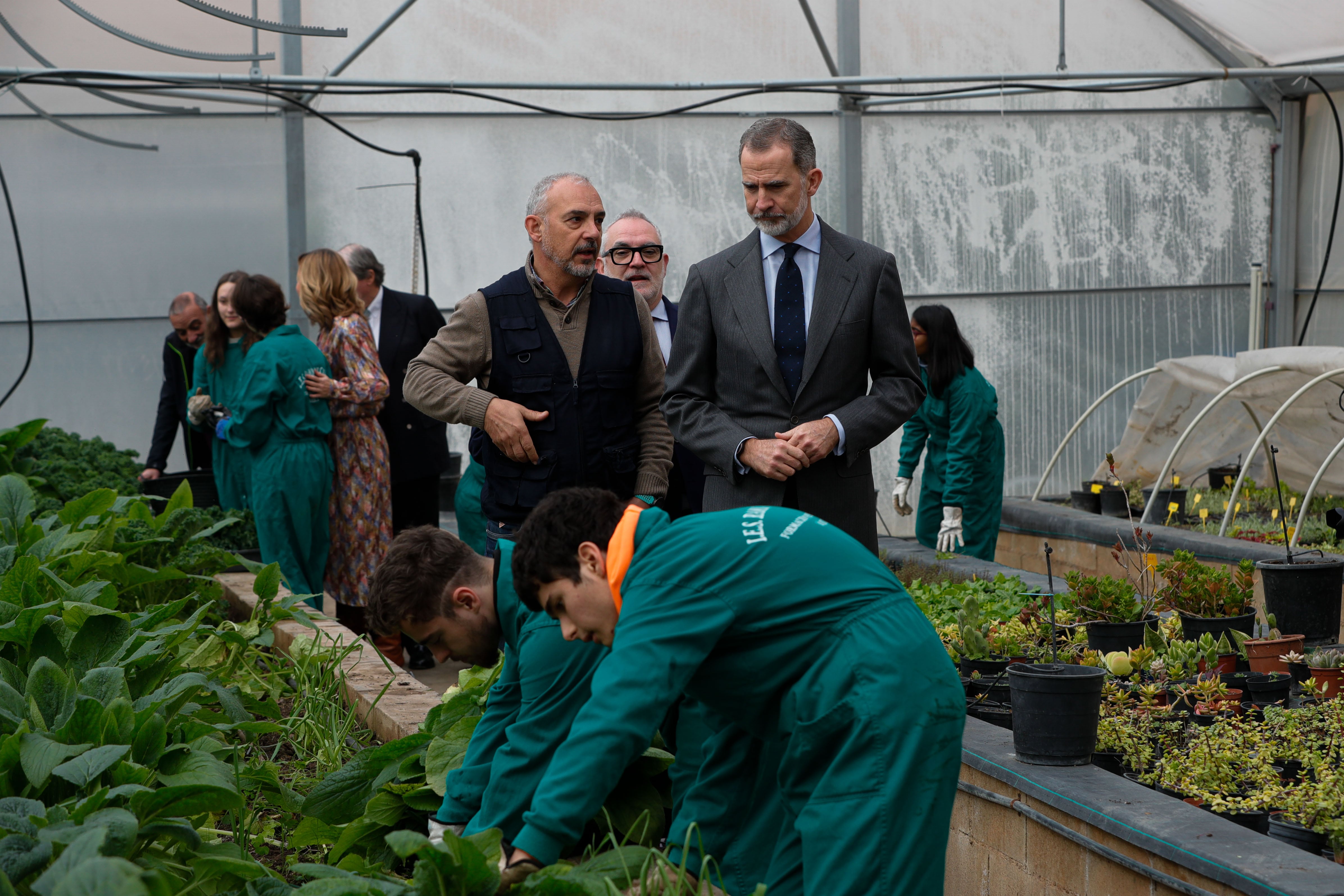 ZARAGOZA, 11/01/2023.- El rey Felipe VI visita este miércoles, el IES Ramón y Cajal de Zaragoza, con motivo de la entrega del Premio Escuela del Año 2021 otorgado al centro educativo. El galardón es concedido por la Fundación Princesa de Girona con el objetivo de recompensar el esfuerzo de centros que apuestan por el desarrollo del talento y la innovación educativa en favor de una sociedad más justa y un mundo mejor. EFE/ Javier Cebollada
