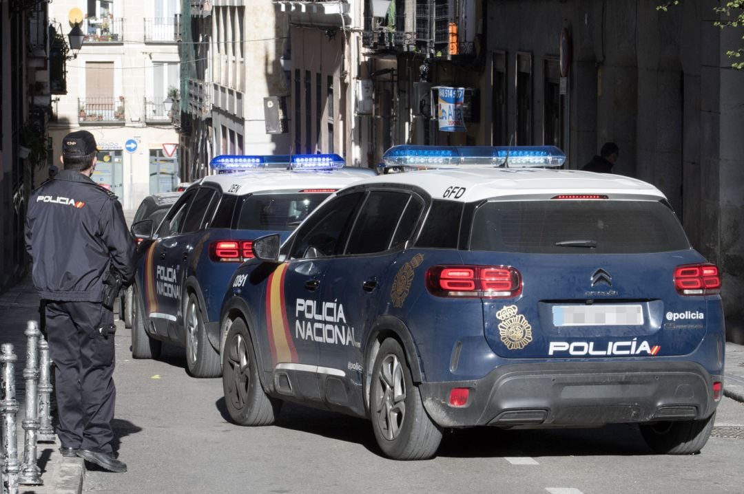 Archivo- Varios vehículos de Policía Nacional estacionados frente a una comisaría en la capital