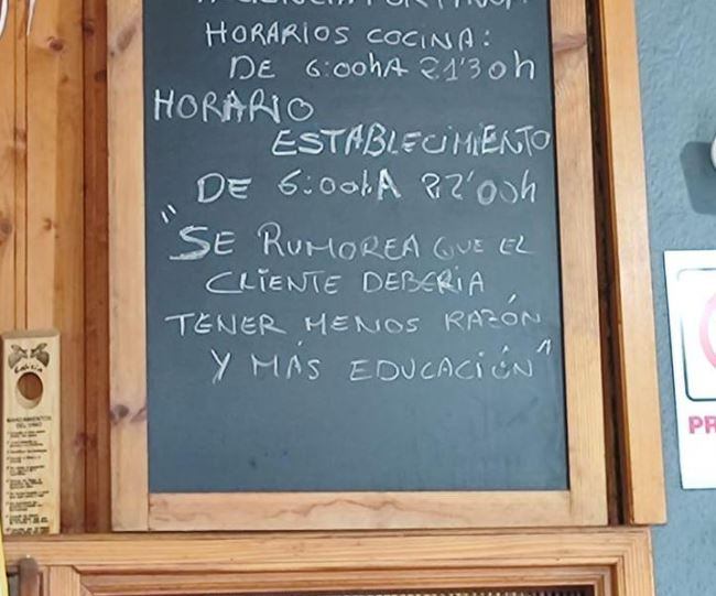 Imagen de uno de los dos carteles de la Hamburguesería el Drago, La Palma