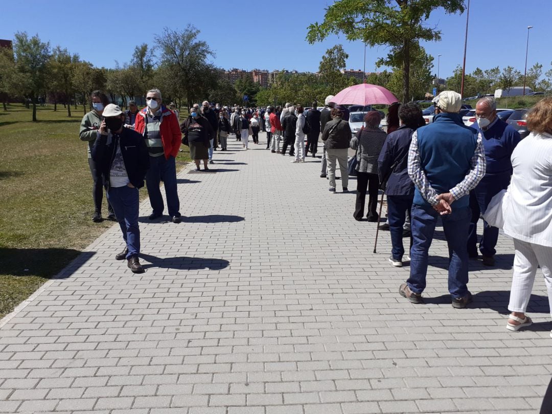 Cola para vacunarse en el Centro Cultural Miguel Delibes