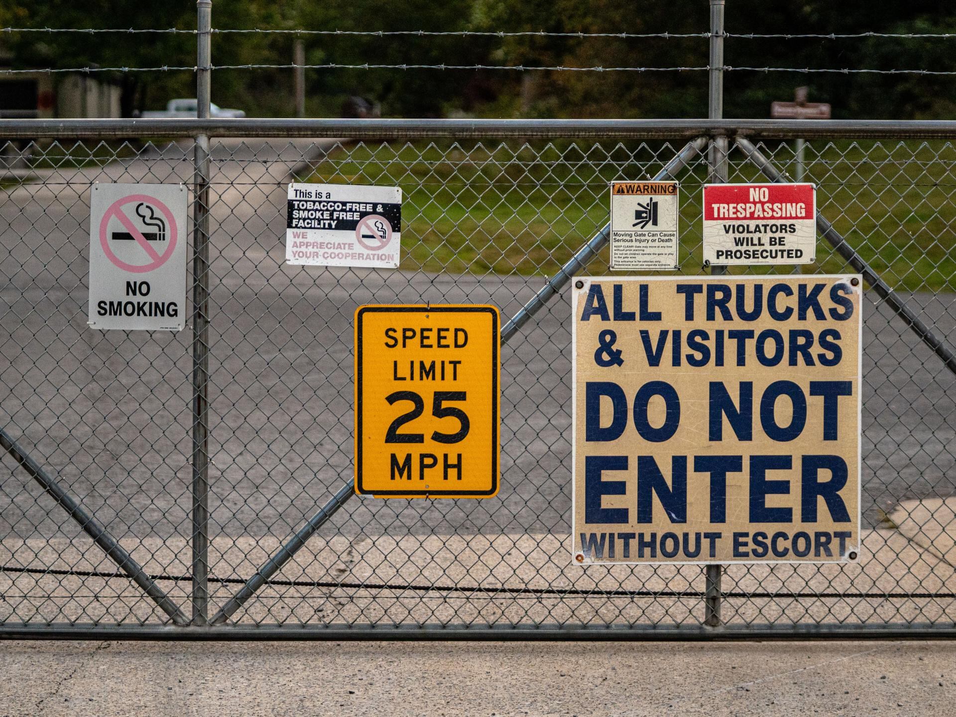 Señalización de seguridad y advertencia en Accurate Energetic Systems después de la explosión en McEwen, Tennessee, EEUU, el 10 de octubre de 2025.