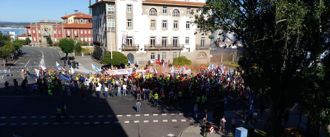 Concentración de trabajadores en la plaza de Ourense