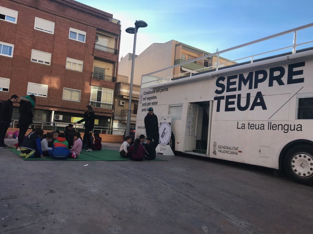 Elda recibe al autobús de “Sempre Teua” 