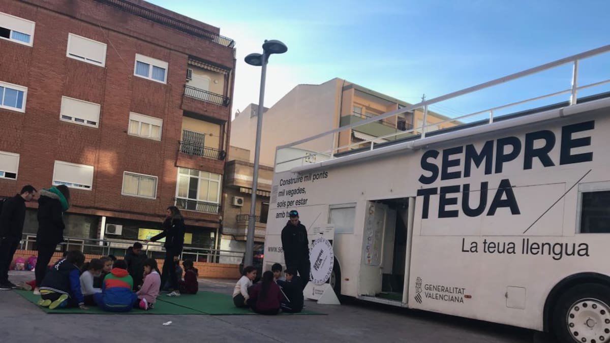 Elda recibe al autobús de "Sempre Teua"