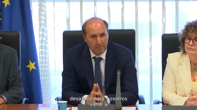 El presidente de la Comunidad General de Regantes Riegos de Levante Margen Izquierda del Segura y vicepresidente primero del SCRATS, Roque Luis Bru en la Asamblea Regional de Murcia