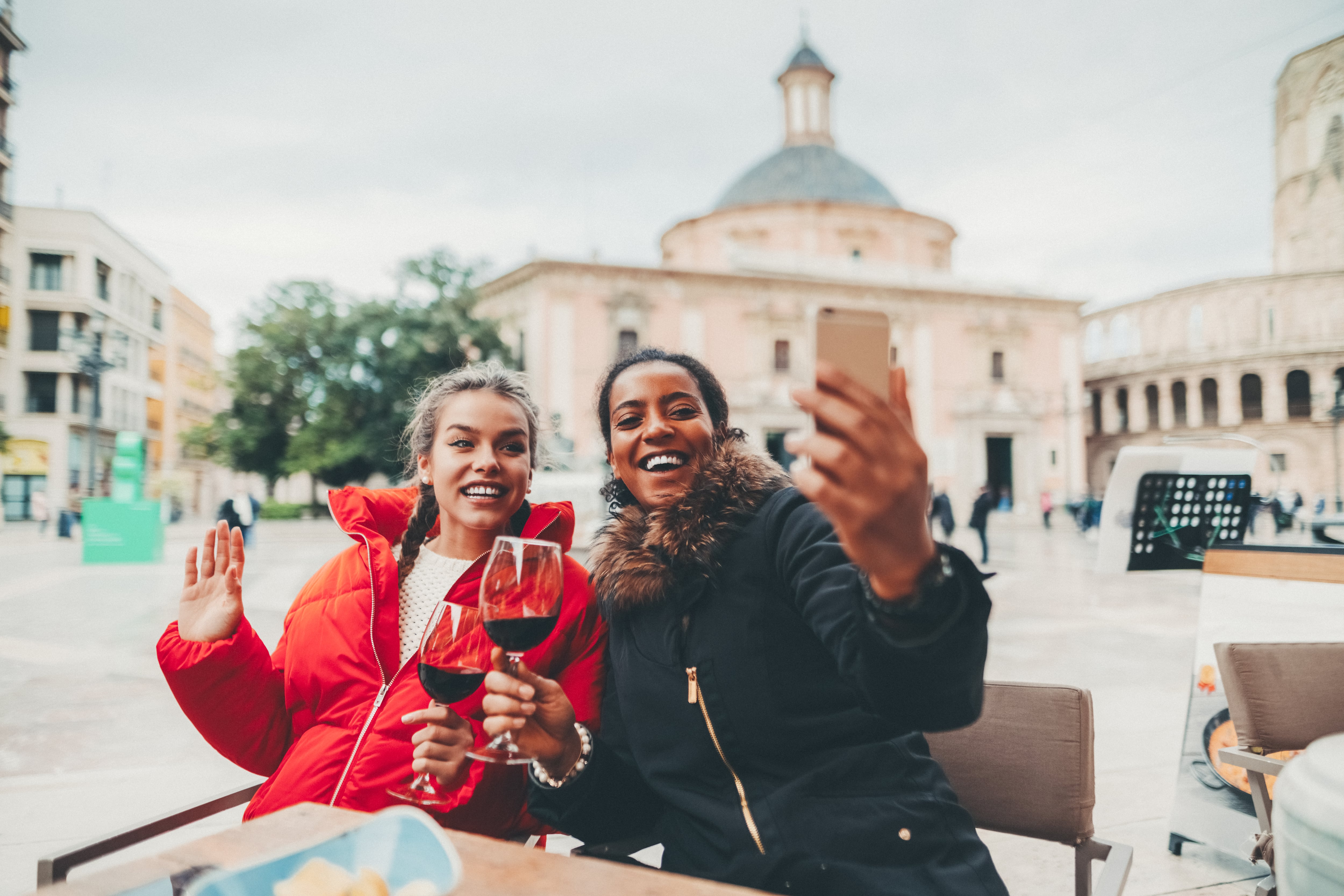 Dos chicas posan para hacerse un &#039;selfie&#039; en la plaza de la Virgen de València