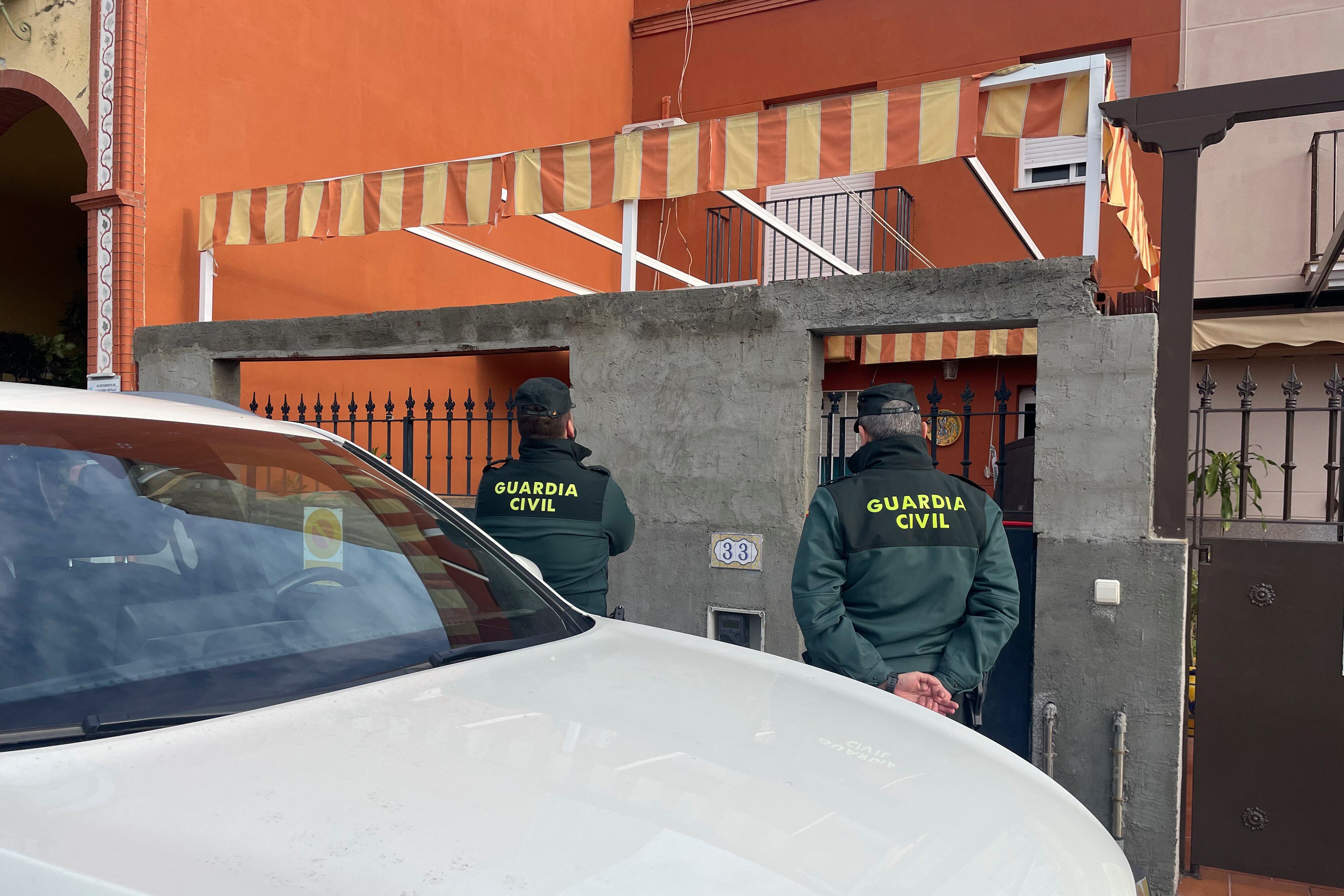 LA ALGABA (SEVILLA), 15/12/2025.- La Guardia Civil investiga la muerte a puñaladas de una mujer de 44 años en su casa de La Algaba (Sevilla). EFE/ Juan Ernesto García-Chicano Alarcón