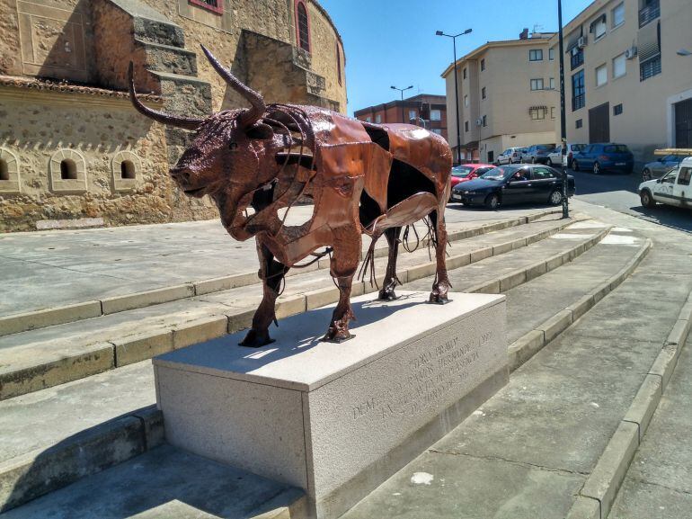 La nueva escultura a la entrada de la Plaza de Toros de Plasencia