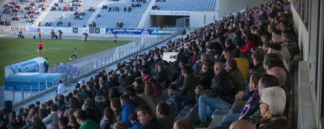 Público en la grada de Tribuna del Estadio de La Victoria.