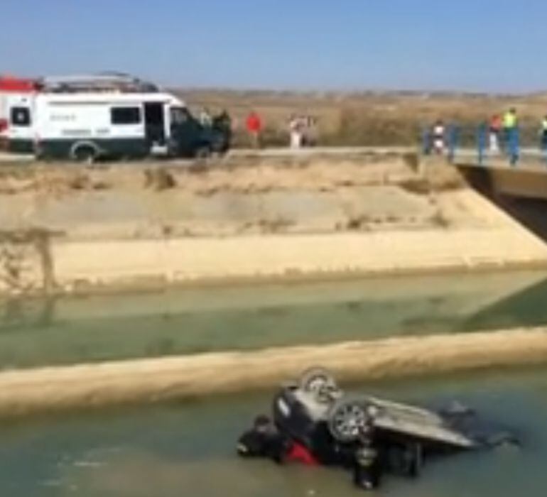 Los efectivos de la Guardia Civil rescatando el cadáver del conductor. 
