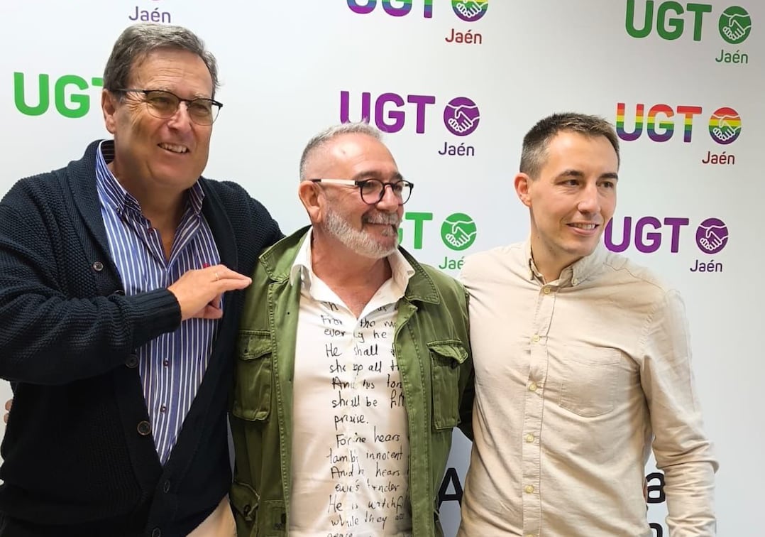 El nuevo secretario general de UGT en el Ayuntamiento de Jaén, Manuel Cruz (a la dcha), y su predecesor en el cargo, Alfonso Maza (a la izqda), junto a Antonio Gil, secretario de Servicios Públicos de UGT Jaén (centro).