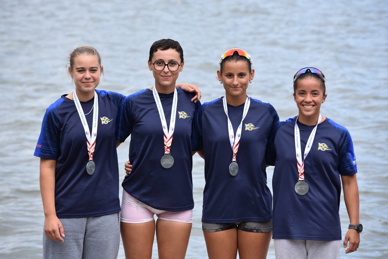 L'equip de K4 1000 llueix la medalla de plata al Campionat d'Espanya.