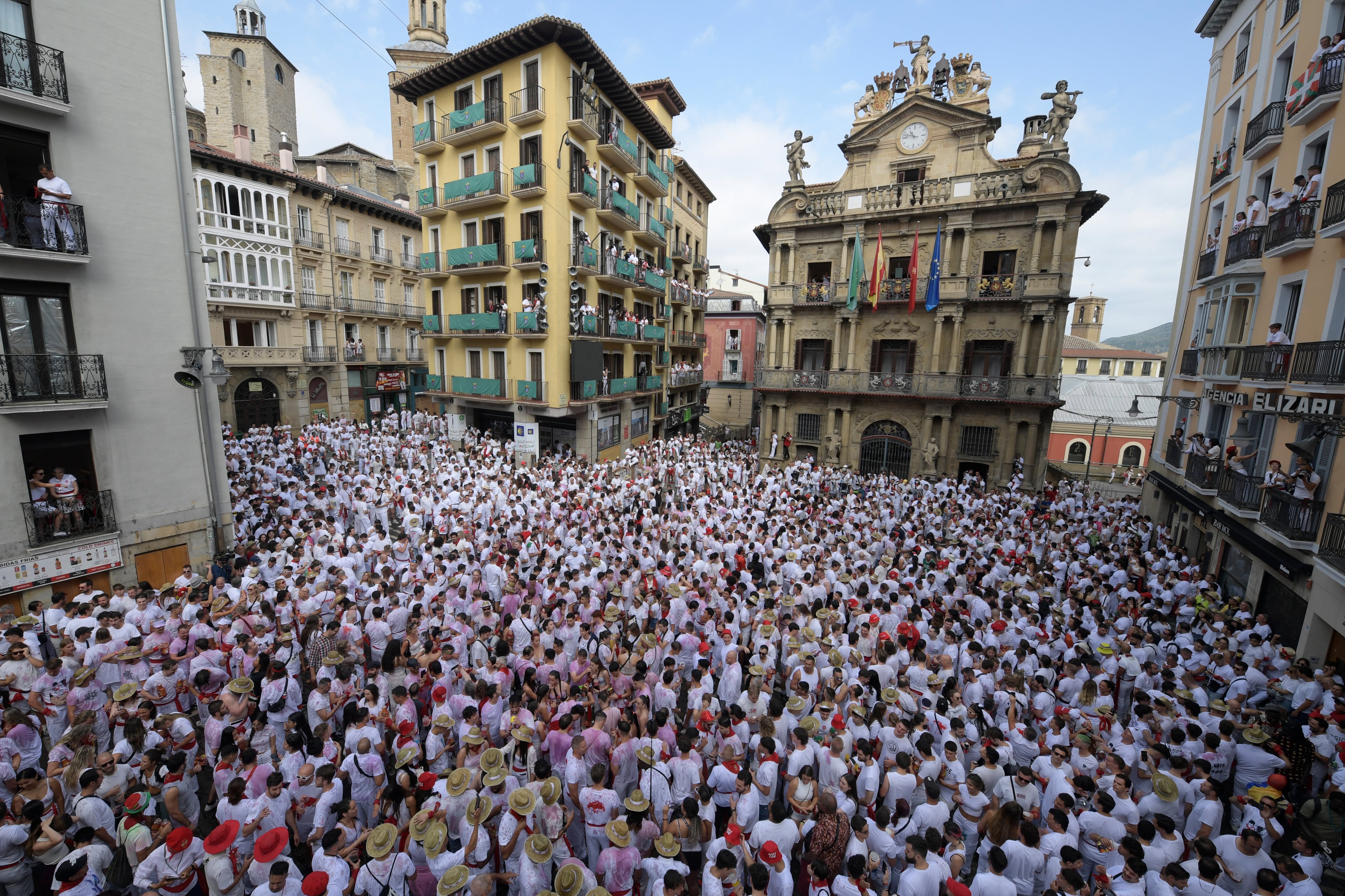 Miles de personas se concentran en la Plaza Consistorial de Pamplona, horas antes del chupinazo anunciador de los Sanfermines 2023