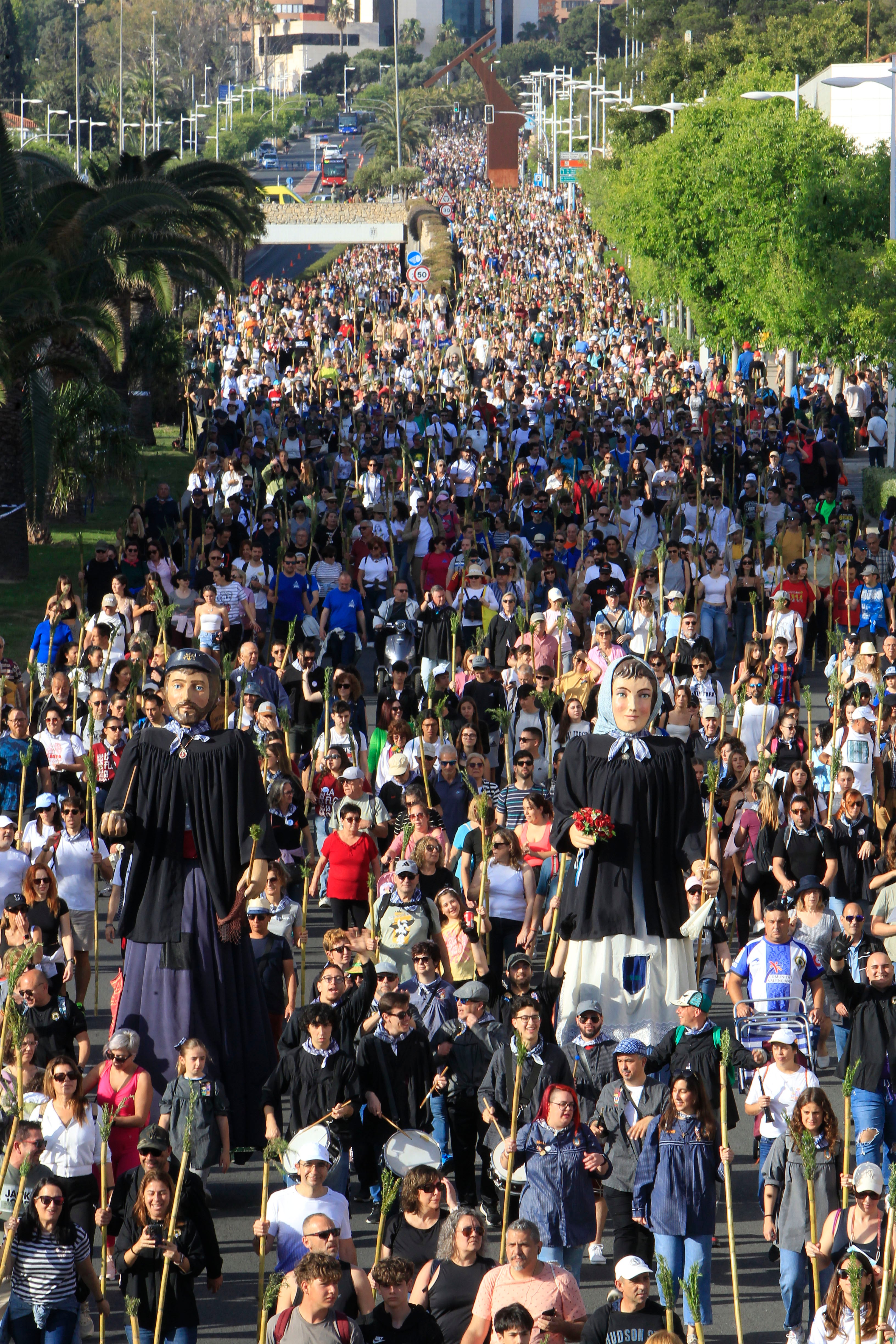 ALICANTE, 01/05/2025.- Inicio de la romería de la Santa Faz, que con unos 300.000 peregrinos es la segunda más concurrida del país tras el Rocío, este jueves en Alicante. EFE/Morell