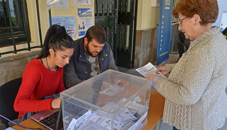 Votación en 2015 de los presupuestos participativos en Peligros (Granada)