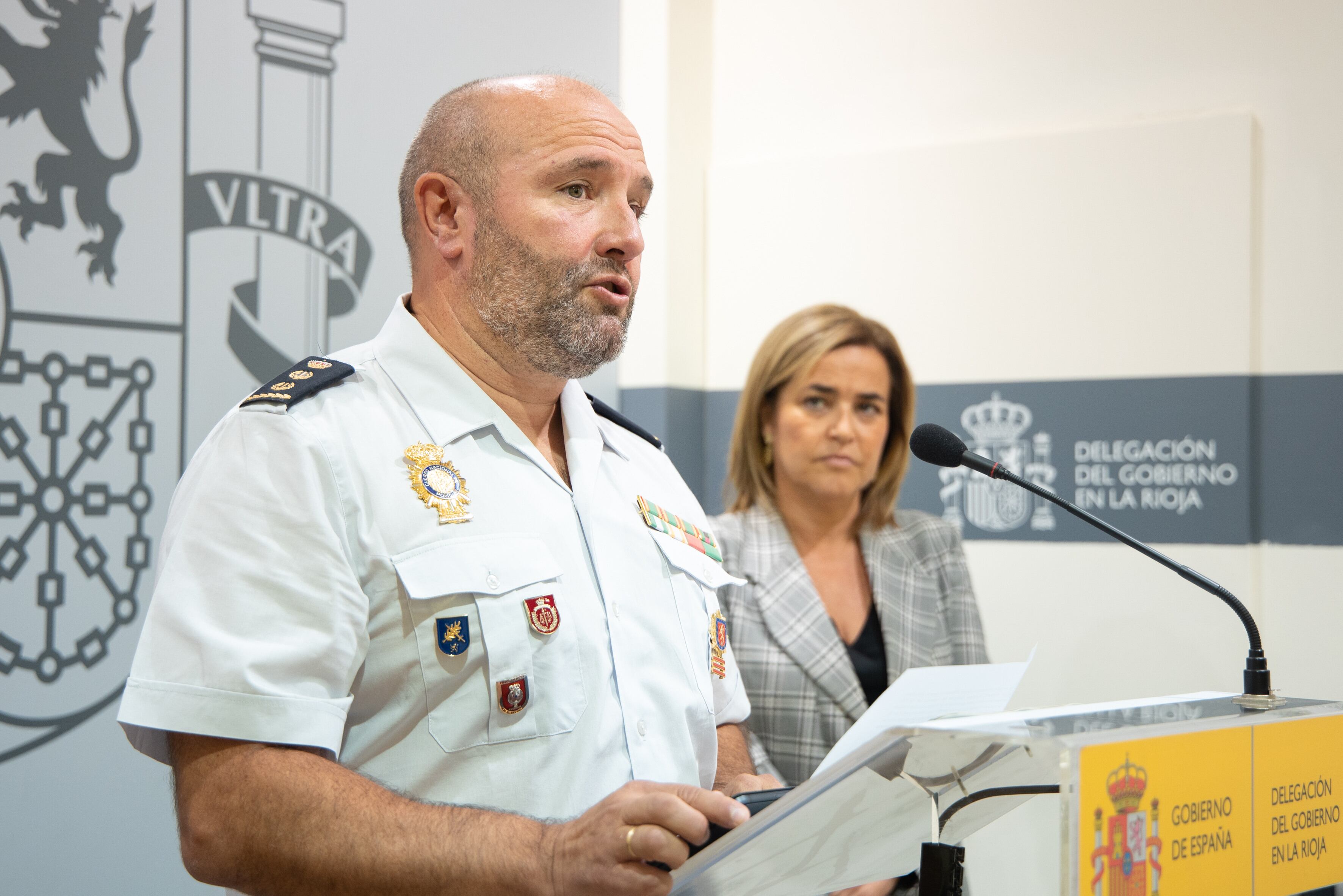 LOGROÑO (LA RIOJA) 31/08/2023.- El Jefe Regional de Operaciones de la Jefatura Superior de Policía de La Rioja, Alfonso Medrano, y la delegada del Gobierno en La Rioja Beatriz Arraiz (d), en rueda de prensa celebrada este jueves en la Delegación de Gobierno, han informado sobre la&quot;Operación Tempranillo&quot;. EFE/Raquel Manzanares
