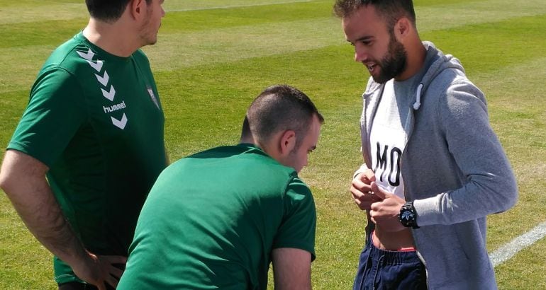 Edu Ramos junto al médico y el Fisio del Alba