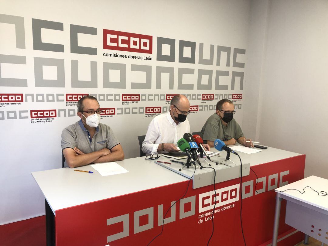 Los trabajadores han comparecido en rueda de prensa junto a responsables de CC.OO.