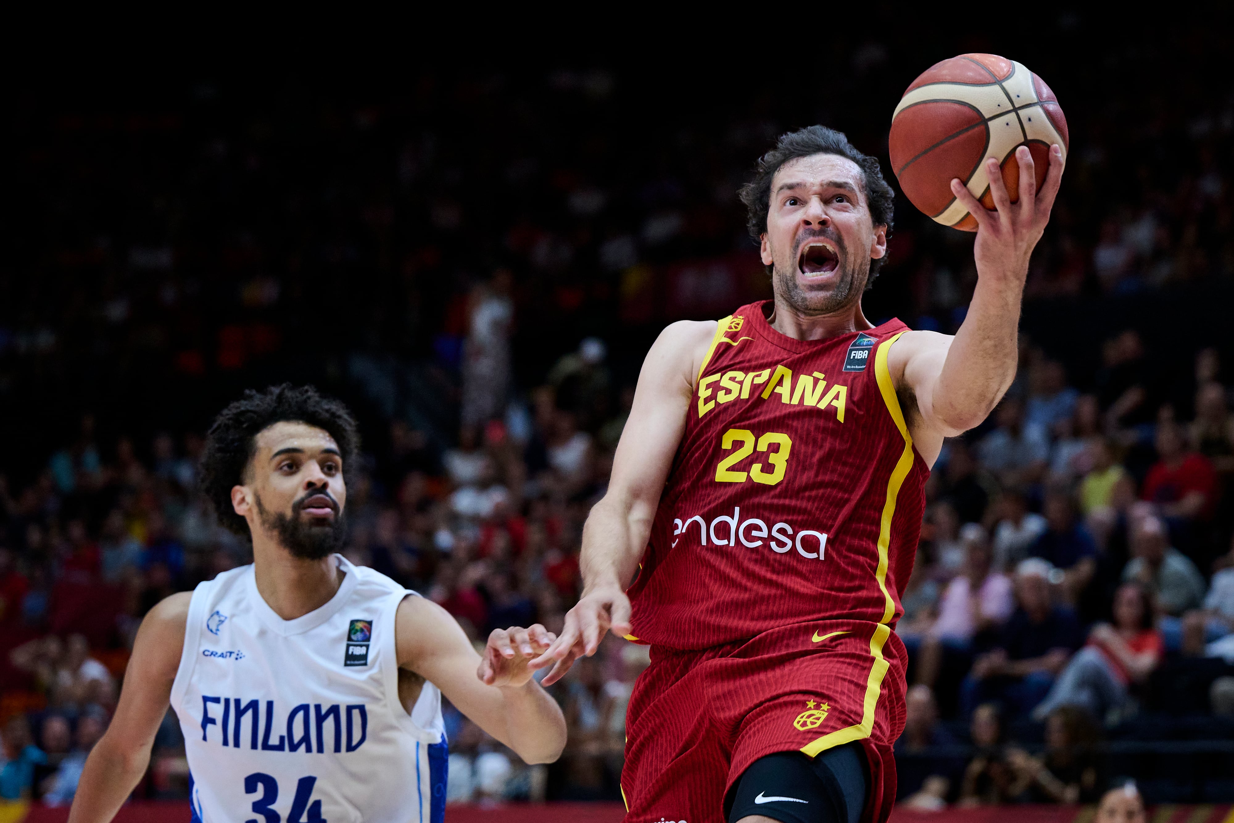 Sergio Llull trata de superar a Jacob Grandison en el España - Finlandia de clasificación para los Juegos Olímpicos