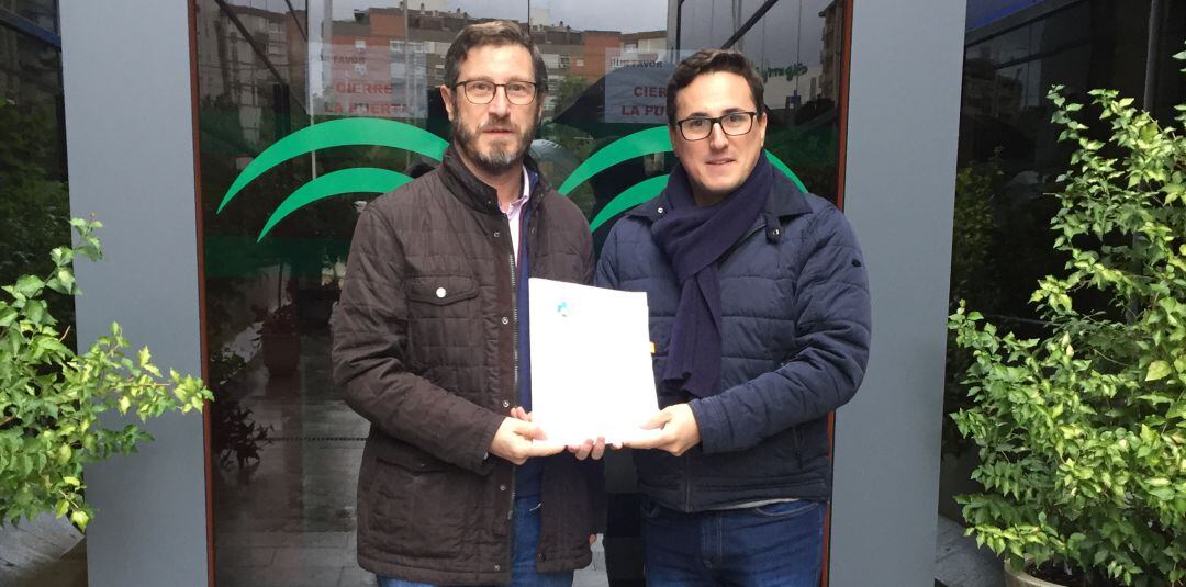 Miguel Contreras y Roberto Moreno, ambos del PP, ante las puertas de la Delegación en Jaén.