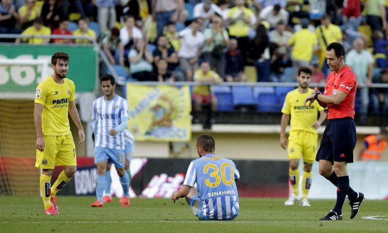 Darder, en el césped de El Madrigal tras la derrota del Málaga