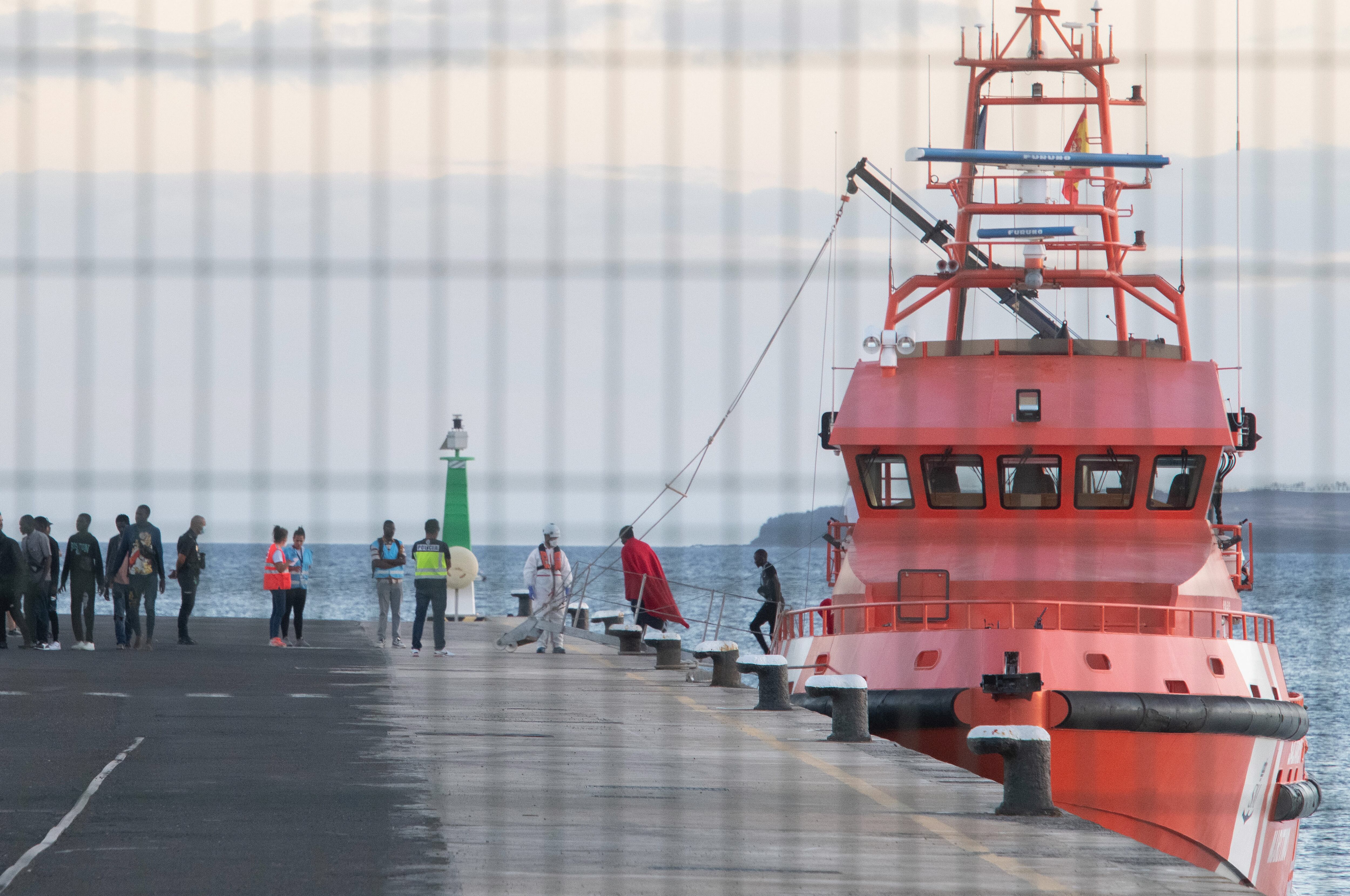 Llegada estemartes al puerto del Rosario de los 56 inmigrantes rescatados por Salvamento Marítimo cuando navegaban en una patera al este de Fuerteventura. EFE/Carlos de Saá.