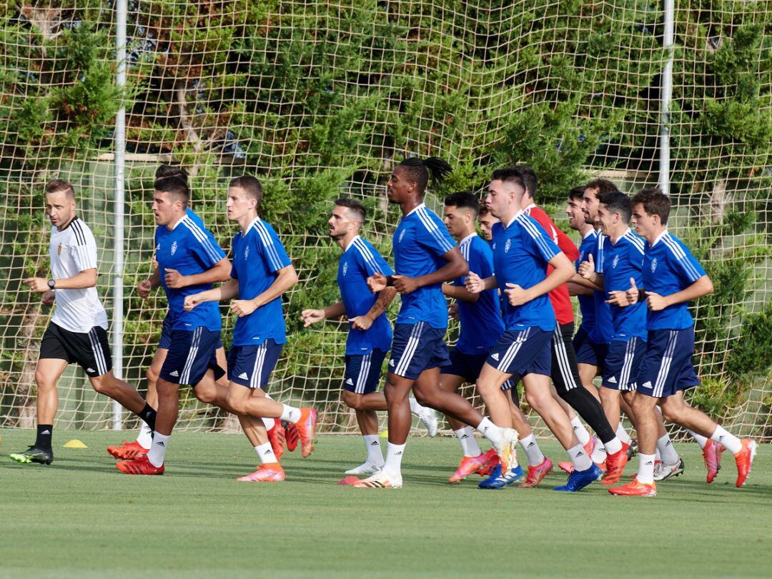 Los jugadores del Real Zaragoza, durante un entrenamiento en Pinatar Arena