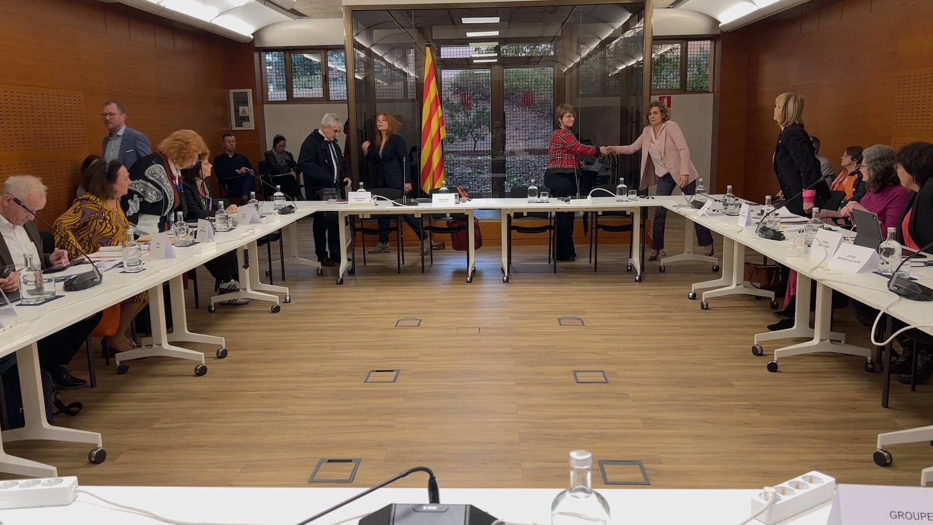 La consellera Anna Simó se saluda amb Dolors Montserrat abans de la reunió amb la missió d'eurodiputats