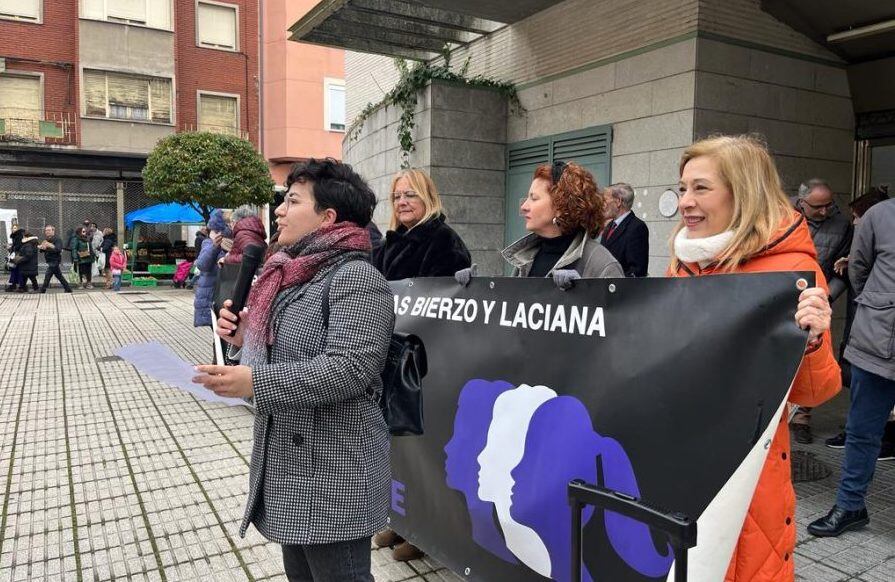 Berenice Arias leyendo el manifiesto de Coalición por el Bierzo durante las protestas de los Sábados sin Sol contra la violencia de género