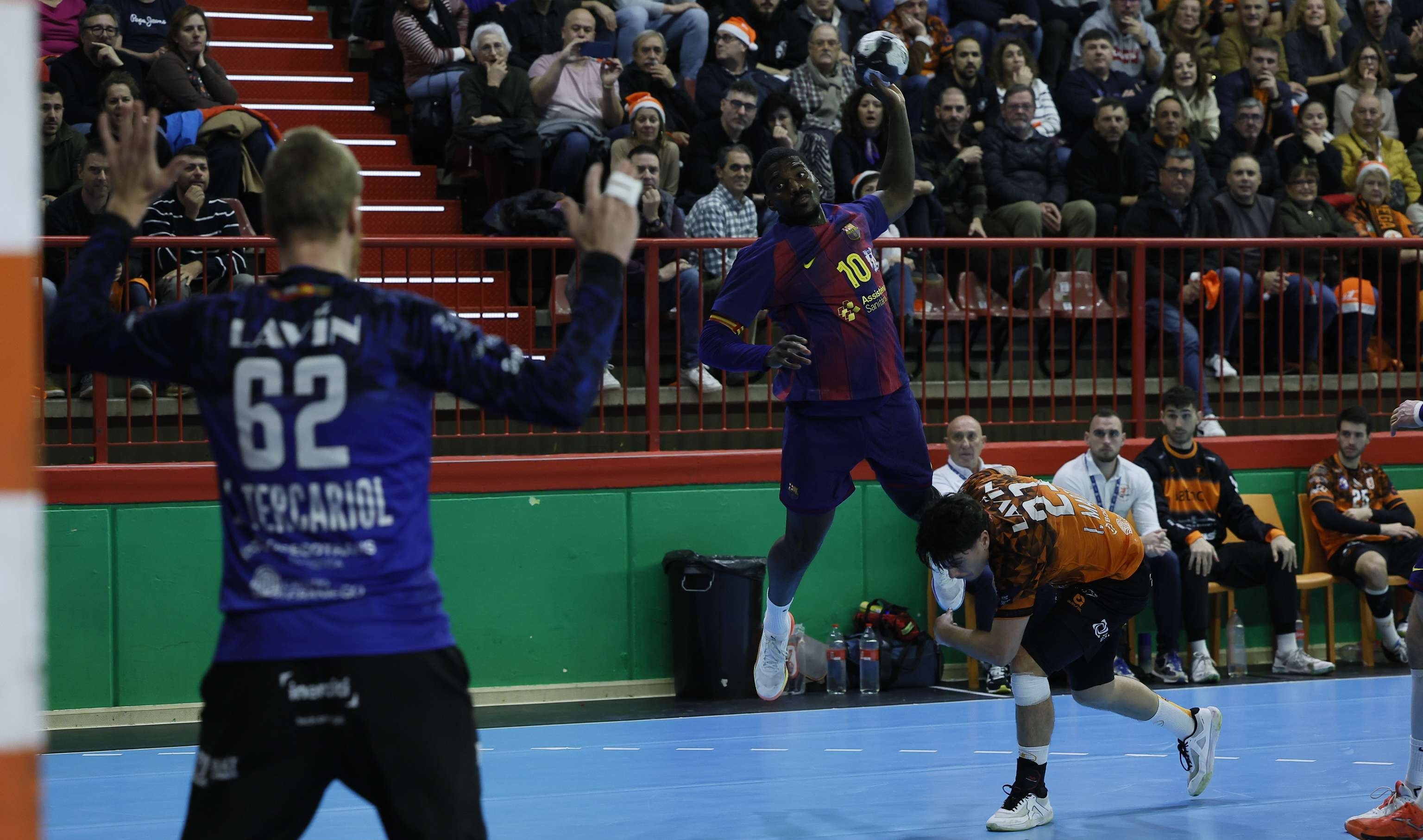 Dika Mem, ante Leo Terçariol.