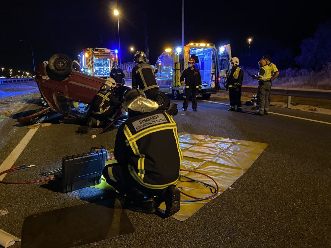 Los bomberos tuvieron que sacar al hombrel de vehículo en el que había quedado atrapado.