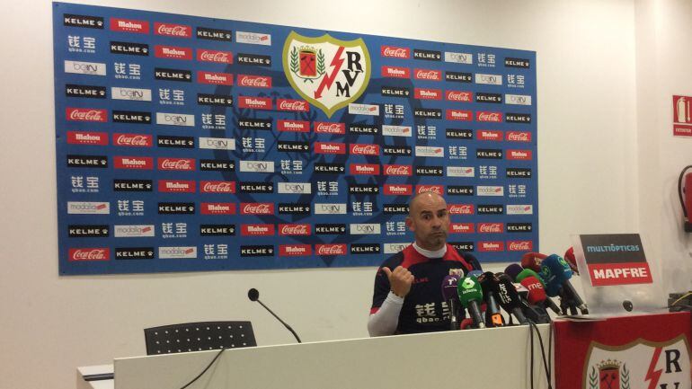 Jémez, en la sala de prensa de Vallecas