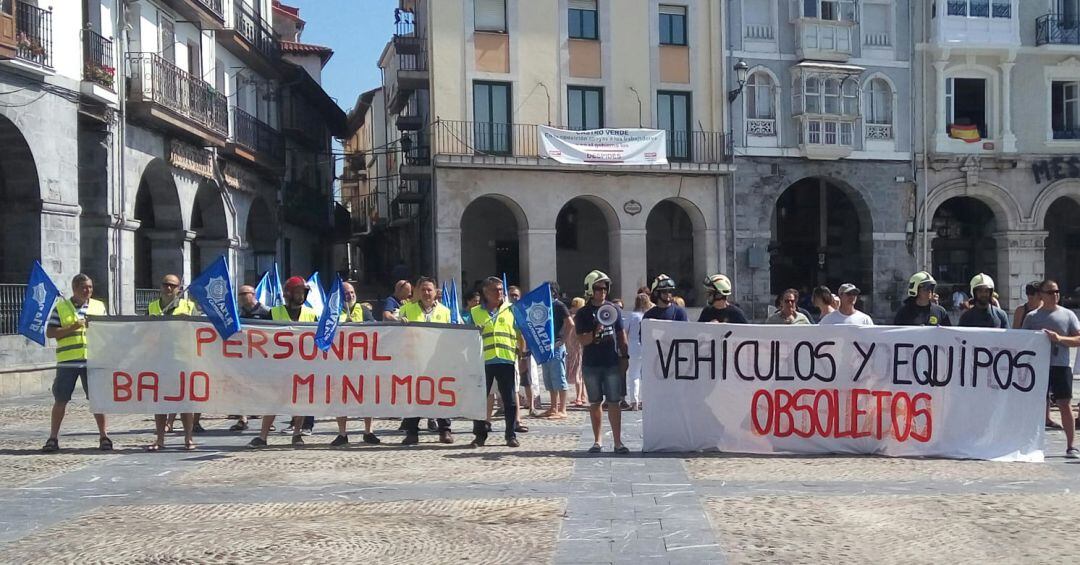 Concentración de Policía Local y Bomberos en la Plaza del Ayuntamiento.